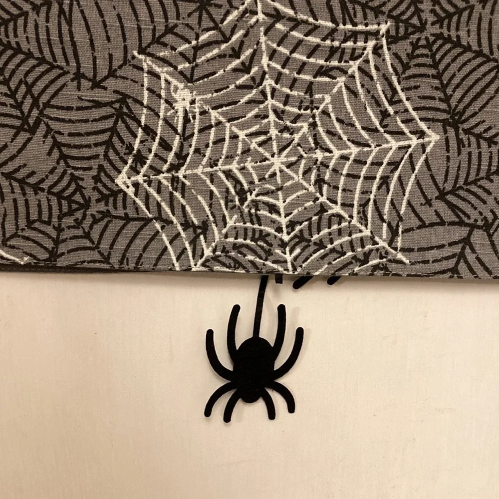 NWT!  CYNTHIA ROWLEY CURIOUS GLOW IN THE DARK SPIDERWEB HALLOWEEN TABLE RUNNER